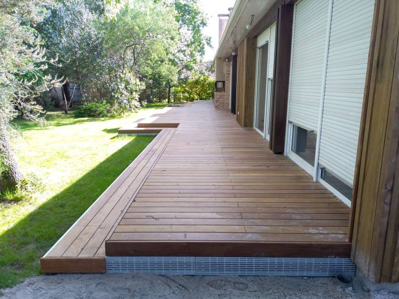 Réalisation d'une terrasse en lames IPE clipsables avec concept GRAD  à Sanguinet près du bassin d'Arcachon 