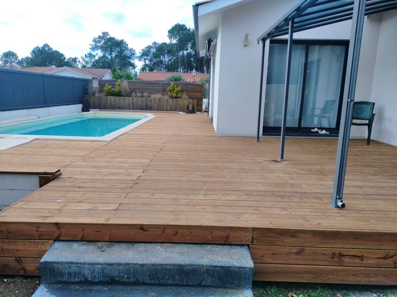 Réalisation d'une terrasse en lames de  bois en pin traité classe IV à Parentis en Born près de Biscarosse